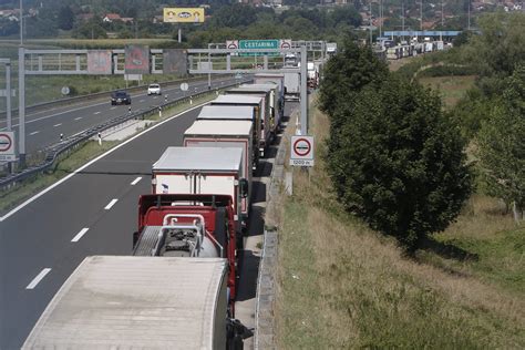 Duge kolone na graničnim prijelazima sa Slovenijom Dnevno hr