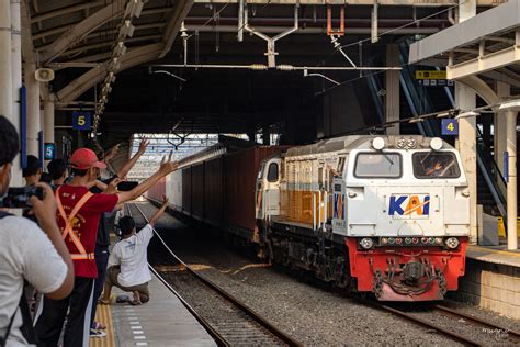 Lokomotif Cc Dan Penggemarnya Mugni Railfans Flickr