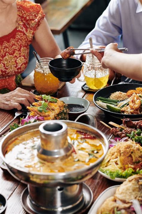 Gente Disfrutando De La Comida Vietnamita En El Restaurante Foto De