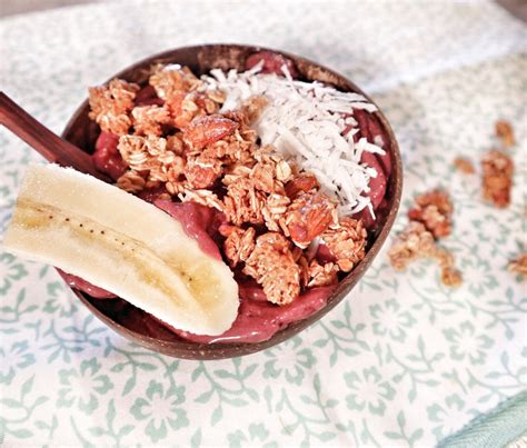 Strawberry Acai Smoothie Bowl - Tipps in the Kitch