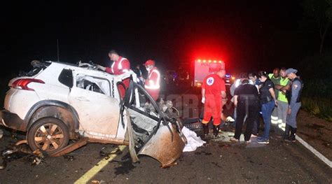 Motorista tenta ultrapassar carreta bate de frente ônibus e morre