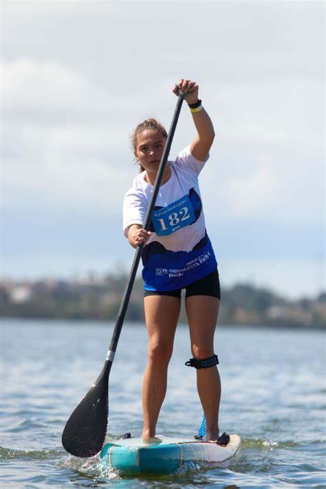 Campeã Stand Up Paddle penhense Rebeka Klotz embarca a seleção