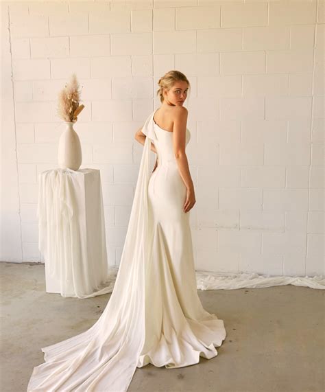 Simply Elegant Wedding Dresses For The Classy Modern Bride Boulevard