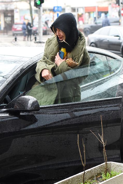 Agnieszka Woźniak Starak w kominiarce mknie swoją Teslą do piekarni