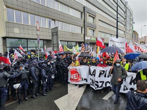 Protest rolników w Warszawie 13 10 2020 na żywo Protestujący idą pod