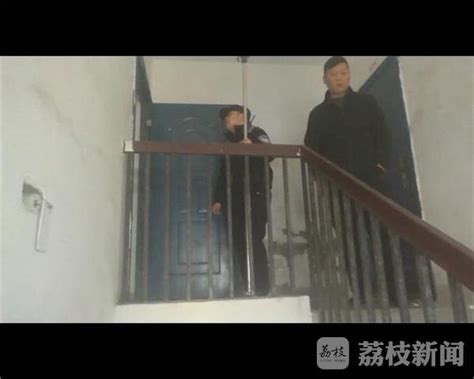 男子精神失常砍伤老人 民警破门成功解救