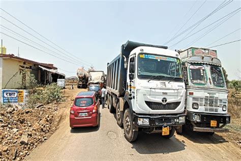 सड़क है की पार्किंग ट्रक व हाईवा बीचोबीच खड़े कोई आए जाए कैसे Is