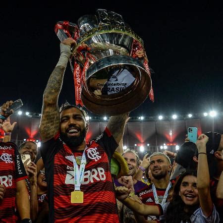 Gabigol Posta Foto Na Cama Ao Lado De Ta A Da Copa Do Brasil Veja