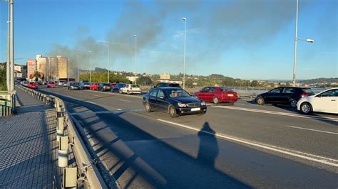 Arde la casa Carnicero un inmueble histórico de Oleiros situado en la