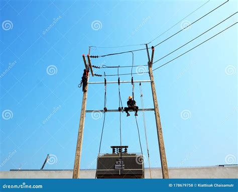 Eletricista Trabalhando Em Altura E Perigoso Foto De Stock Imagem De