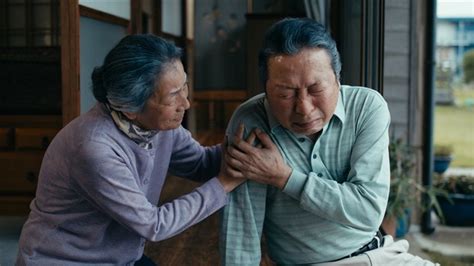 短編映画「気づかなくてごめんね」の一場面。石倉三郎さん（右）が主演し、犬童一利さんが監督を務めた＝npo法人日本ユニバーサル・サウンドデザイン