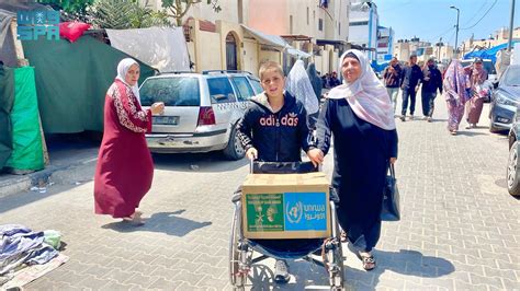 عام مركز الملك سلمان للإغاثة يوزع مساعدات غذائية للنازحين في مراكز