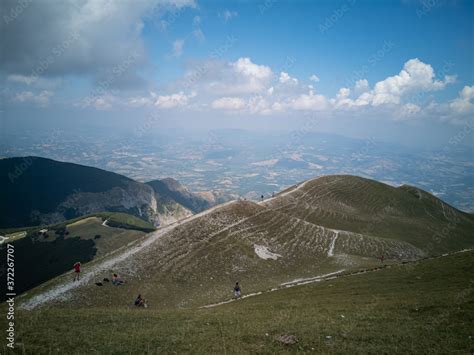 Foto De Turisti Fanno Trekking Sul Monte Catria Nelle Marche In Italia