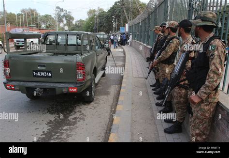 Lahore Pakistan 28th Feb 2017 Pakistani Soldiers Stand Alert