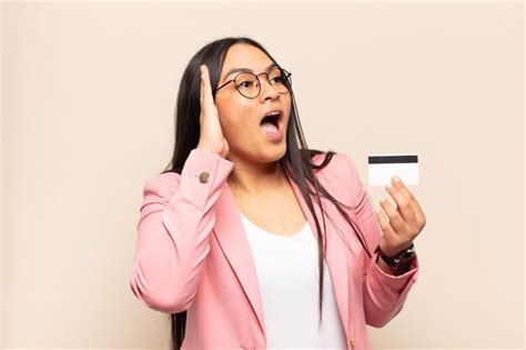 Mujer Latina Joven Que Se Siente Feliz Emocionada Y Sorprendida