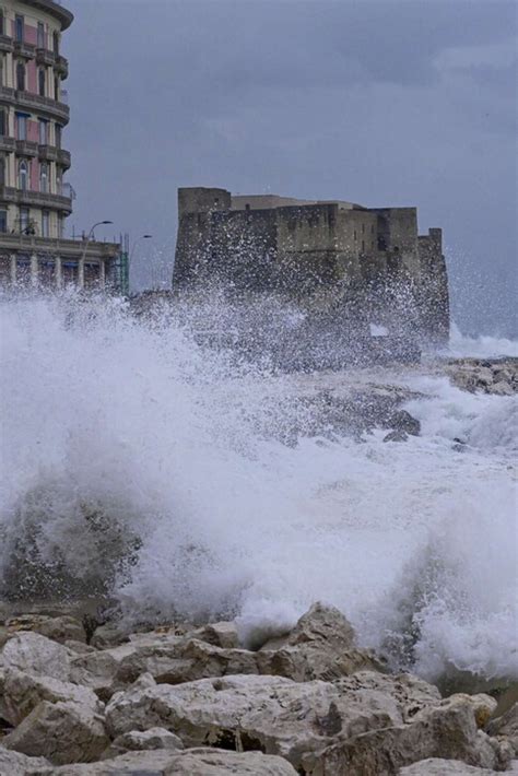 Maltempo In Tutta Italia A Venezia Il Mose Ferma L Acqua Alta