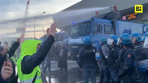 Porto Di Trieste La Polizia Apre Gli Idranti Per Disperdere I