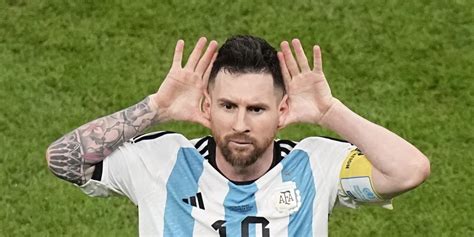 Mundial Qatar 2022 Argentina Lionel Messi Y Su Cruce Con Un Jugador