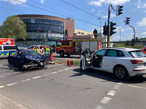 Feuerwehr Hattingen Unfall Auf Reschop Kreuzung Zwei Verletzte