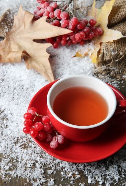 Natureza morta chá viburno na xícara frutas vermelhas e neve em