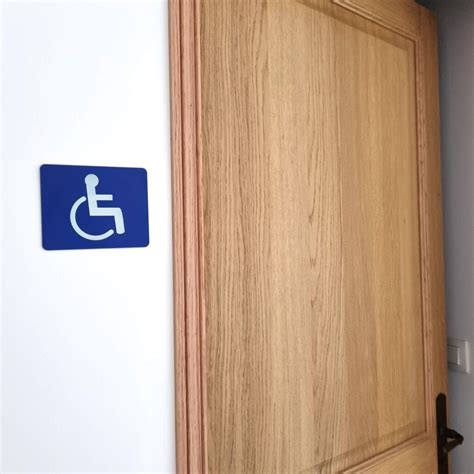 Plaque avec pictogramme toilettes handicapés PMR en aluminium