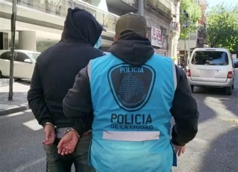 VIDEO Bajo Flores detuvieron a un prófugo acusado de abusar