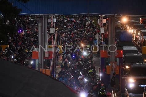 Pemudik Bersepeda Motor Di Pelabuhan Merak Antara Foto