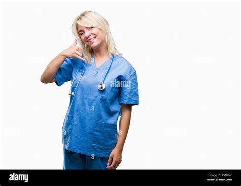 Junge schöne Blonde Arzt Frau mit medizinischen gleichmäßig über isolierte Hintergrund lächelnd