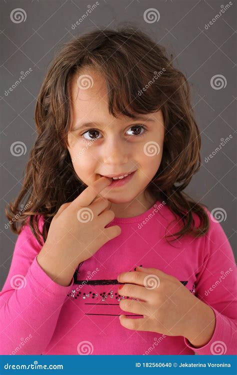 Portrait D Une Petite Fille Avec Un Doigt Dans Sa Bouche Photo Stock