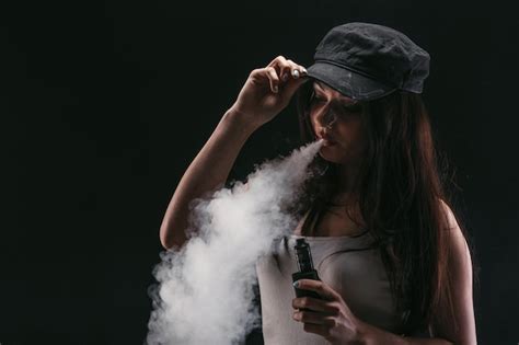 Mujer Joven En Nube De Humo De Vape Sobre Fondo Negro Chica Hipster En