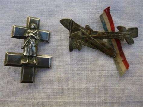 DEUX TRÈS BEAUX insignes Jeanne d arc sur croix de Lorraine et Avion