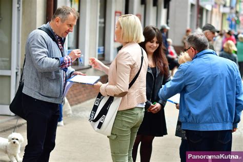 ZDJĘCIA W Kutnie zbierają podpisy dla Rafała Trzaskowskiego Cieszy