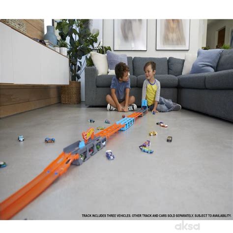 Hot Wheels Mega Transporter Sa Stazom AKSA