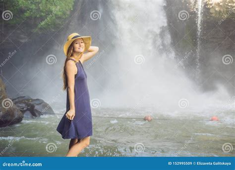 Viajero De La Mujer En Un Fondo De La Cascada Concepto Del Turismo Ecol