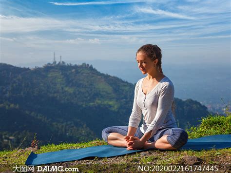 在高山顶上的瑜伽美女摄影高清图片大图网图片素材