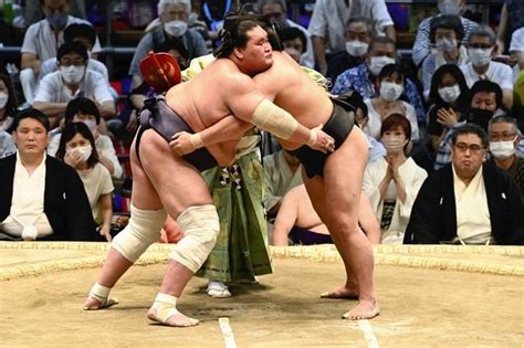 照ノ富士、「まわし待った」から取り直しで6勝目2敗となった逸ノ城と並ぶ 読売新聞