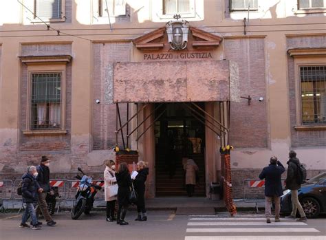 Irrompe In Casa Della Ex Fidanzata Minacciata Col Coltello E Violentata