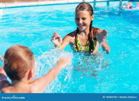 Petits Enfants Jouant Et Ayant L Amusement Dans La Piscine Avec De L