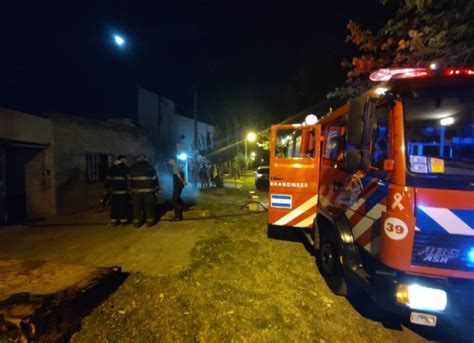 Rápido accionar de los bomberos logró salvar una casa de calle Carlos