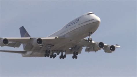 Crosswind Landing Heavy Boeing 747 Jumbo United Airlines 850