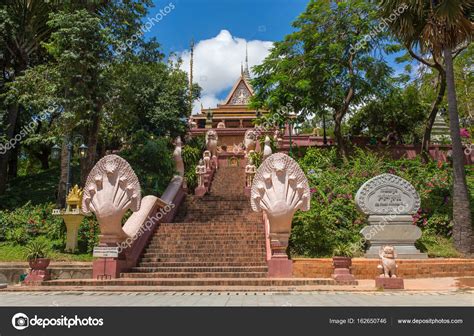 Wat Phnom in Phnom Penh — Stock Photo © mazzzur #162650746