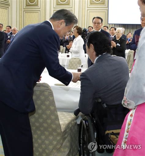 1급 중상이자 등 국가유공자 및 보훈 가족과 인사하는 문 대통령 연합뉴스