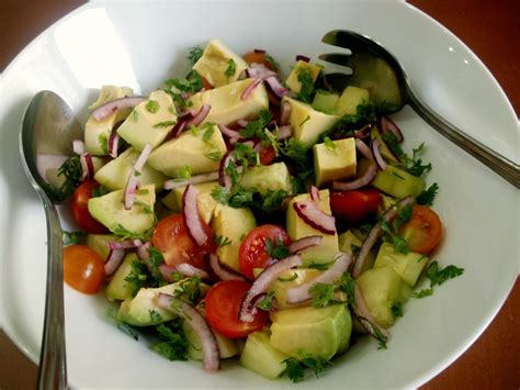 Los Antojos De Clara Ensalada De Aguacate Con Pepino Cilantro Y Tomates Cherry