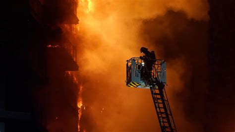 Las Imágenes Del Incendio De Valencia Así Fue La Lucha Contra El Fuego