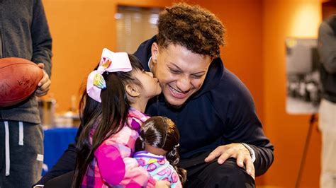 Chiefs’ QB Patrick Mahomes and TE Travis Kelce Surprise a Local Family ...