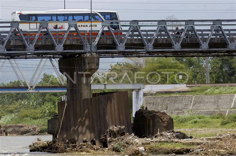 FONDASI JEMBATAN TERGERUS EROSI ANTARA Foto