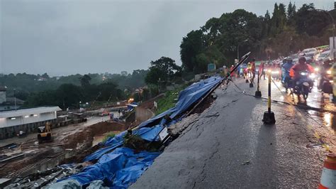 Diguyur Hujan Deras Tebing Proyek Stasiun Batu Tulis Bogor Longsor