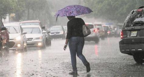 Aguaceros tronadas y ráfagas de viento por efectos de onda tropical y