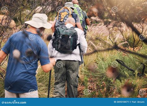 Randonnée Fitness Et Vieux Hommes Marchant Sur Le Sentier De Montagne