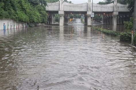 Heavy Rains Turn Delhis Roads Markets Into Flood Zones